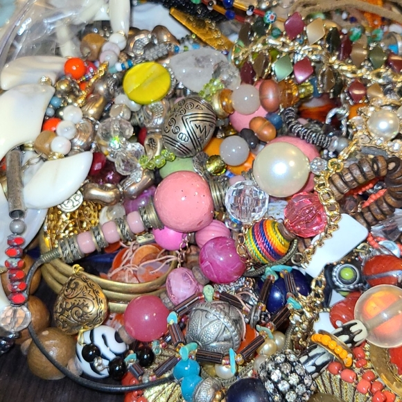 5 pounds of beaded and vintage jewelry - Picture 11 of 12